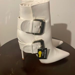 Fashion nova white boots new beautiful